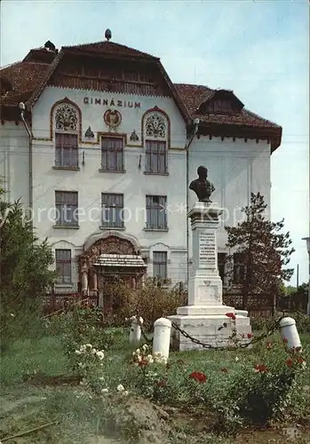 AK / Ansichtskarte Csongrad Gimanzium Kossuth Lajos szobraval Gymnasium Denkmal Bueste Kat. Ungarn