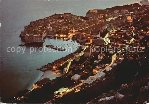 AK / Ansichtskarte Dubrovnik Ragusa Altstadt Hafen Festung Nachtaufnahme Kat. Dubrovnik