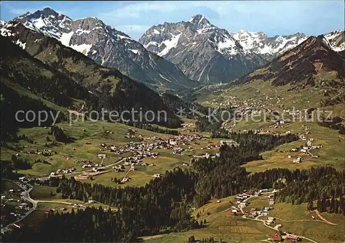 AK / Ansichtskarte Kleinwalsertal mit Blick auf Riezlern Hirschegg und Mittelberg Alpenpanorama Fliegeraufnahme Kat. Oesterreich