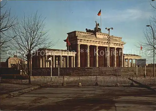 AK / Ansichtskarte Berlin Brandenburger Tor nach dem 13. August 1961 Mauer Kat. Berlin