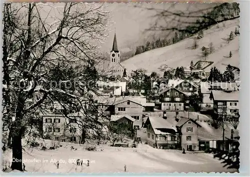 AK / Ansichtskarte Oberstaufen Ortsansicht mit Kirche Winterpanorama Allgaeuer Alpen Kat. Oberstaufen