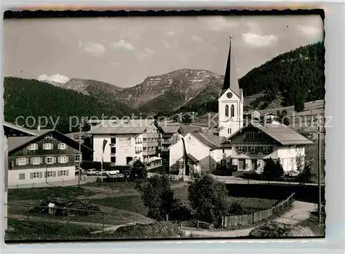 AK / Ansichtskarte Steibis Ortsansicht mit Kirche Blick zum Hochgrat Allgaeuer Alpen Kat. Oberstaufen