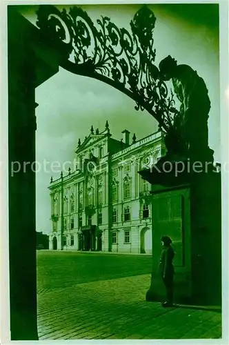 AK / Ansichtskarte Prag Prahy Prague Schloss Torbogen Wache Kat. Praha