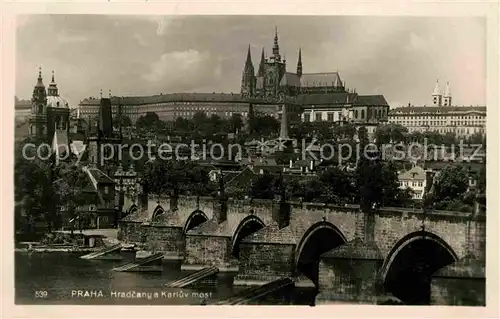 AK / Ansichtskarte Prag Prahy Prague Hradcany a Karluv most Moldau Karlsbruecke Prager Burg Kat. Praha