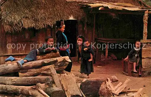 AK / Ansichtskarte Chiengmai Childrens of Hill Tribe Meo playing on the Teak Logs