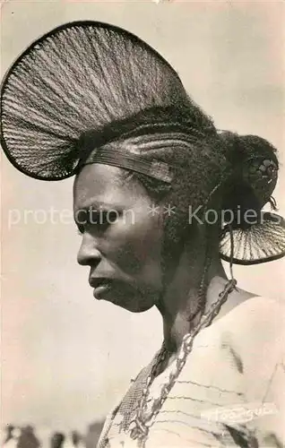AK / Ansichtskarte Guinee Guinea Coiffure en cimier d une Femme de Foutadjalon