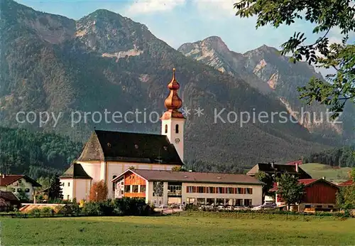 AK / Ansichtskarte Inzell Pfarrkirche mit Haus des Gastes gegen Rauschberg Chiemgauer Alpen Kat. Inzell