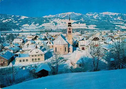 AK / Ansichtskarte Sonthofen Oberallgaeu Ortsansicht mit Kirche mit Blick zur Stuibenketten Winterpanorama Kat. Sonthofen