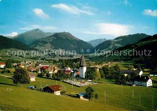 AK / Ansichtskarte Saanen Ortsansicht mit Kirche Alpenpanorama Kat. Saanen