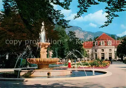 AK / Ansichtskarte Bad Reichenhall Sole Brunnen im Kurpark mit Wandelhalle Kat. Bad Reichenhall