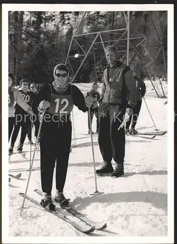 AK / Ansichtskarte Pontresina Skikurs mit Skilehrer / Pontresina /Bz. Maloja