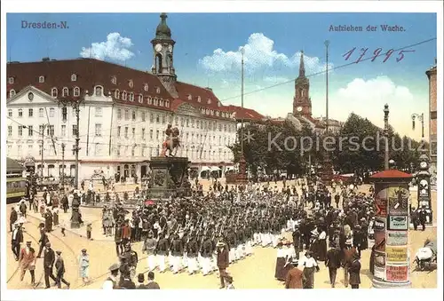 AK / Ansichtskarte Dresden Hauptplatz Aufziehen der Wache Kat. Dresden Elbe