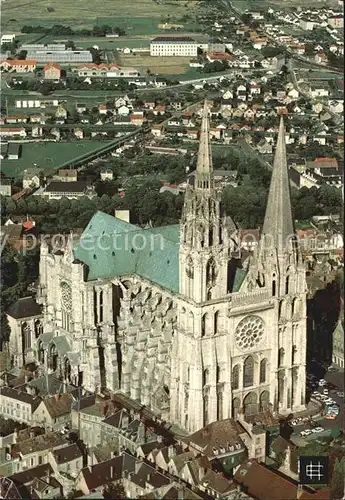 AK / Ansichtskarte Chartres Eure et Loir Cathedrale Facade et le croisillon nord Vue aerienne Kat. Chartres