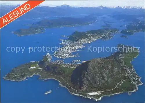 AK / Ansichtskarte Alesund med Sukkertoppen i forgrunnen Fliegeraufnahme