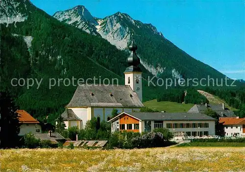 AK / Ansichtskarte Inzell Ortsansicht mit Kirche Rauschberg Chiemgauer Alpen Kat. Inzell