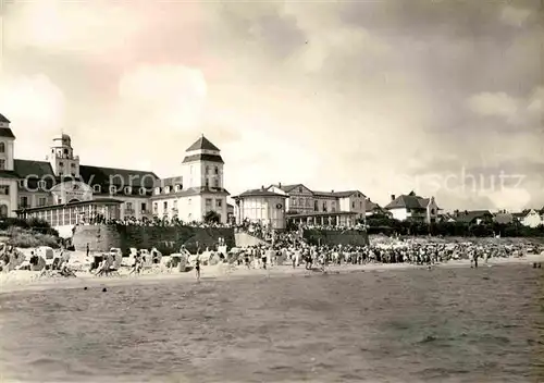 AK / Ansichtskarte Binz Ruegen Strand mit Kurhotel Kat. Binz