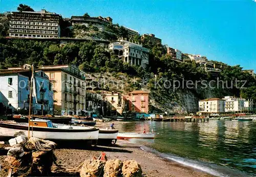AK / Ansichtskarte Sorrento Campania Panorama Strand Fischerboot Hotels Kat. Sorrento