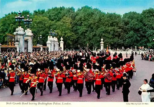 AK / Ansichtskarte Leibgarde Wache Irish Guards Band Buckingham Palace London Kat. Polizei
