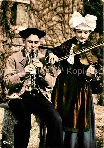 AK / Ansichtskarte Musikanten Les Compagnons du Mouchoir Folklore Anjou Geige Klarinette Kat. Musik