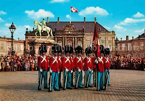AK / Ansichtskarte Leibgarde Wache Kopenhagen Schloss Amelienborg Wachtparade Kat. Polizei