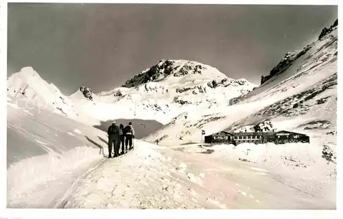 AK / Ansichtskarte Strelapass Berghaus mit Haupterhorn und Weissfluh Kat. Strelapass