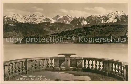 AK / Ansichtskarte Luzern Vierwaldstaettersee Schweizerhofquai mit Blick auf See und die Alpen