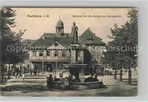 AK / Ansichtskarte Northeim Marktplatz mit Otto Denkmal und Beutegeschuetz Kat. Northeim