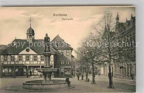 AK / Ansichtskarte Northeim Marktplatz Brunnen Kat. Northeim