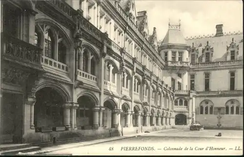 Pierrefonds Colonnade Cour d'Honneur *
