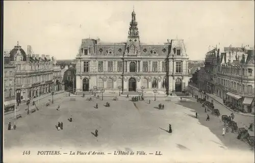 Poitiers la Place d'Armes Hotel de Ville *