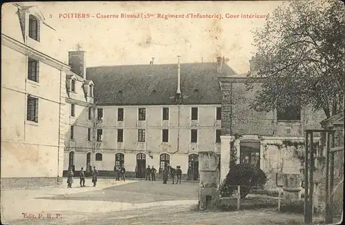 AK / Ansichtskarte Poitiers Caserne Rivaud
Regiment d`Infanterie
Cour interieure /  /
