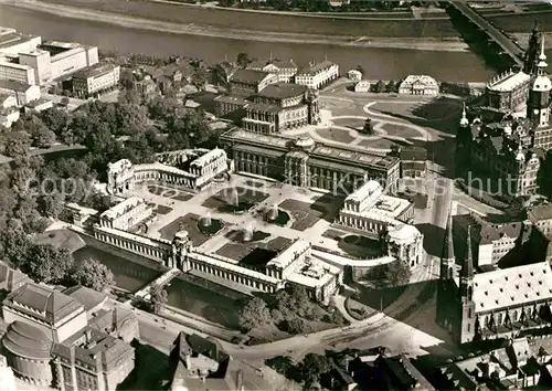 AK / Ansichtskarte Dresden Zwinger und Theaterplatz vor der Zerstoerung 1945 Fliegeraufnahme Kat. Dresden Elbe