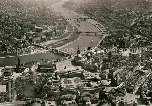 Dresden Neustadt und Altstadt Elbe vor der Zerstoerung 1945 Fliegeraufnahme Kat. Dresden Elbe