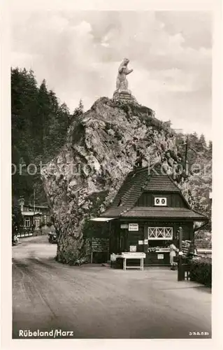 Ruebeland Harz Hoehlenbaer vor dem Eingang zur Hermannshoehle