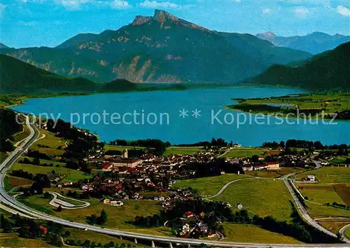 AK / Ansichtskarte Mondsee Salzkammergut mit Schafberg Autobahn Salzburg Wien Fliegeraufnahme Kat. Mondsee