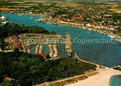 AK / Ansichtskarte Travemuende Ostseebad Hafen Segelschiff Fliegeraufnahme Kat. Luebeck