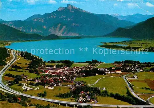 AK / Ansichtskarte Mondsee Salzkammergut Ferien und Badeort mit Schafberg Autobahn Salzburg Wien Fliegeraufnahme Kat. Mondsee