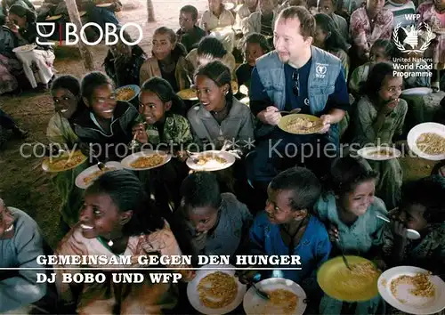 AK / Ansichtskarte Saenger Band DJ Bobo Botschafter World Food Programm Kinder aethiopien Kat. Musik