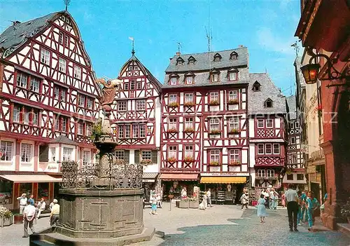 AK / Ansichtskarte Bernkastel Kues Marktplatz Brunnen Fachwerkhaeuser Kat. Bernkastel Kues