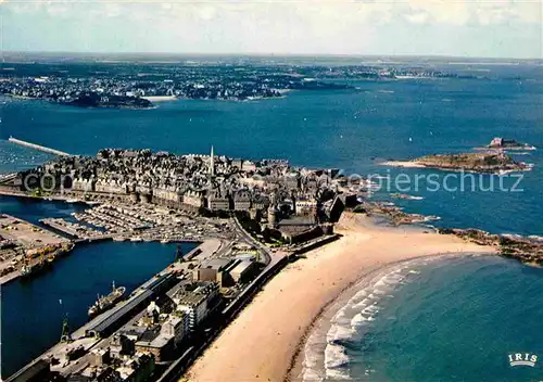 AK / Ansichtskarte Saint Malo Ille et Vilaine Bretagne Fliegeraufnahme mit Strand und Altstadt Kat. Saint Malo