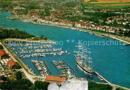 AK / Ansichtskarte Travemuende Ostseebad Fliegeraufnahme Hafen Kat. Luebeck