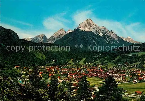 AK / Ansichtskarte Mittenwald Bayern gegen Mieminger Kette Wettersteinspitze und Alpspitze Kat. Mittenwald