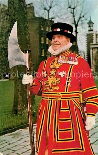 AK / Ansichtskarte Leibgarde Wache Yeoman Warder Tower of London  Kat. Polizei