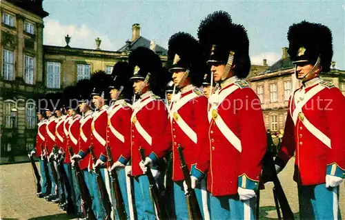 AK / Ansichtskarte Leibgarde Wache Copenhagen Royal Guard Amalienborg Palace  Kat. Polizei