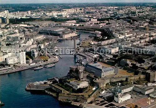 AK / Ansichtskarte Brest Finistere Entree de la Penfeld et le Chateau vue aerienne Kat. Brest