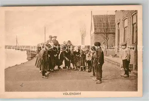 AK / Ansichtskarte Volendam Spielende Kinder Kat. Niederlande