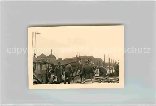 AK / Ansichtskarte Calais Soldaten beim Verladen auf dem Bahnhof in Calais Kat. Calais