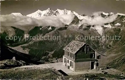 AK / Ansichtskarte Saastal Weissmies Huette mit Mischabelkette Kat. Saas Fee