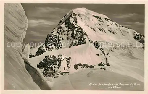 AK / Ansichtskarte Jungfraujoch Bergstation mit Berghaus und Moench Gebirgspanorama Berner Alpen Kat. Jungfrau