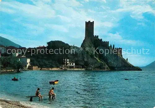 AK / Ansichtskarte Malcesine Lago di Garda Strand Schloss Gardasee Kat. Malcesine